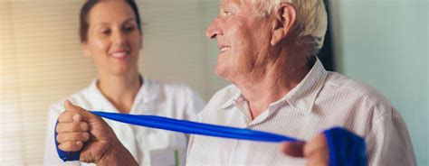 Os 4 benefícios da fisioterapia domiciliar Cuidado de idosos