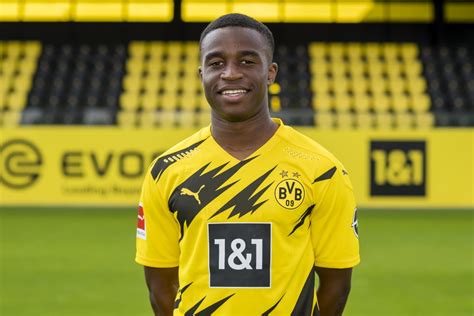 Moukoko is the youngest player to score in the bundesliga after netting in december against union berlin at the age of 16. Überfordert der BVB mit Youssoufa Moukoko das nächste Top ...