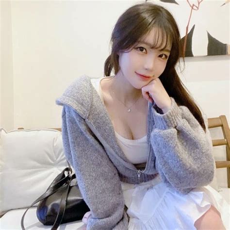 Yeon Na Bi vén áo khoe trọn vòng trên Instagram