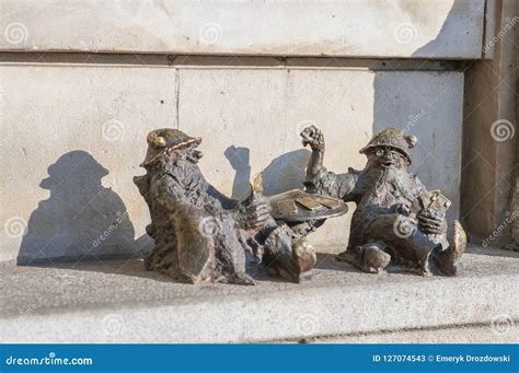 Wroclaw Dwarf Statue `kasyniarze` Gnome Wroclaw Poland 2018
