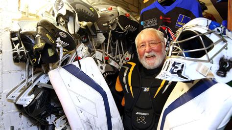 Wenn ein torwart in einer kontersituation absichtlich sein tor verschiebt oder seine maske abnimmt, erhält die angreifende mannschaft künftig. Roland Wagner: Mit 70 Jahren noch im Eishockey-Tor ...
