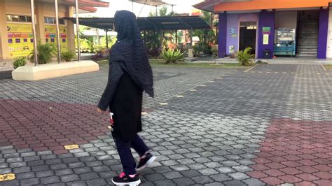 Mulai dari hijab, atasan hingga bawahan, paduan warna dari semua item yang anda kenakan tentu harus diperhatikan dengan baik. Pakaian Sukan Muslimah - YouTube