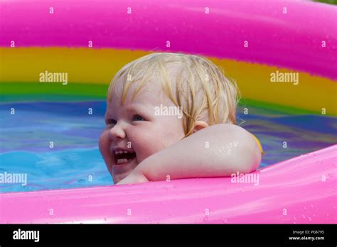 wenig glücklich mädchen badet in einem aufblasbaren pool stockfotografie alamy