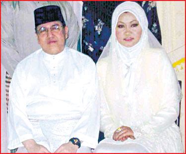 Sultan muhammad v married tengku zubaidah binti tengku norudin bin tengku muda (née kangsadal pipitpakdee), member of the pattani royal family on 15 november 2004.16 they divorced in 2008. GeekyJard.com: Sultan Kelantan Tuanku Ismail Petra Tuanku ...