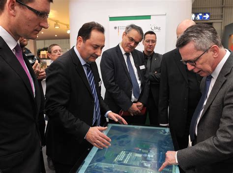 Dlr Earth Observation Center Bundesinnenminister Informiert Sich