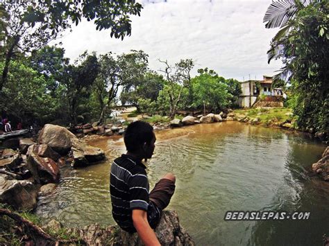 Main Ke Pantai Air Dingin Di Tapak Tuan Aceh Selatan