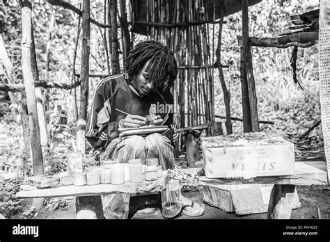 Omo Ethiopia September 20 2011 Unidentified Ethiopian Man Is