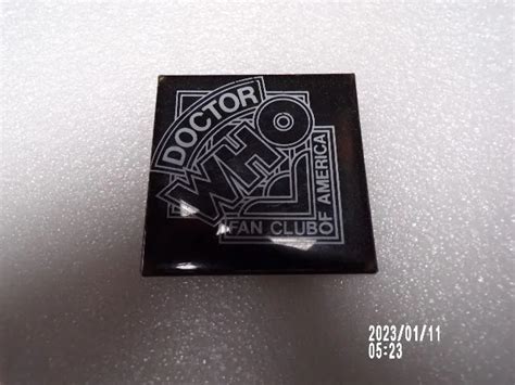 Vintage Doctor Who Fan Club Of America 2” Square Black Pin 1499