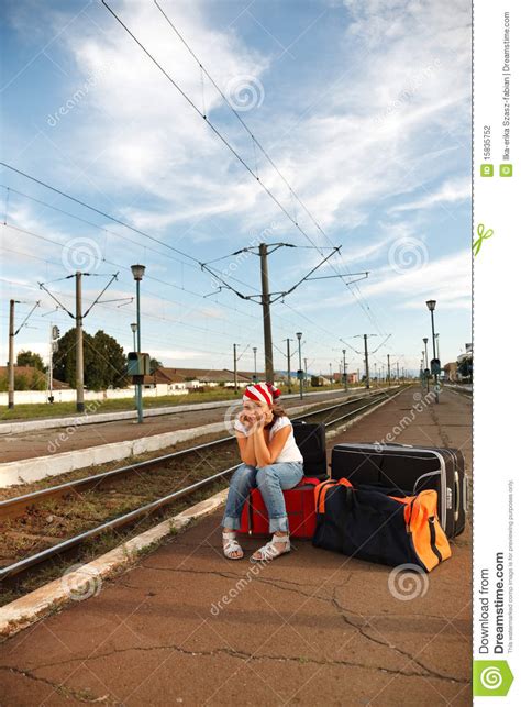 Chica Joven En La Estación De Tren Foto De Archivo Imagen De Sentada