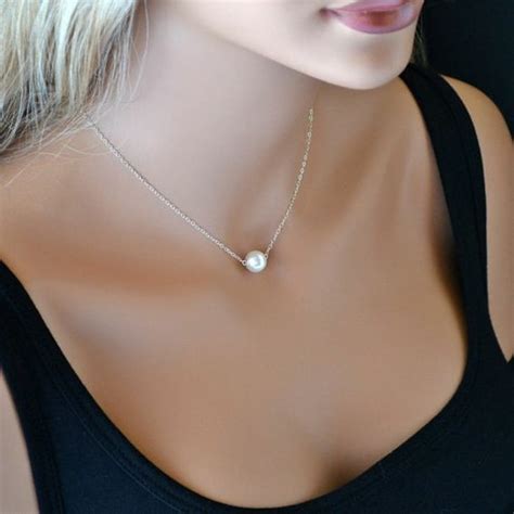 1001 Idées Pour Un Collier De Perles Les Façons De Le Porter Et Les Tenues Silver Necklace