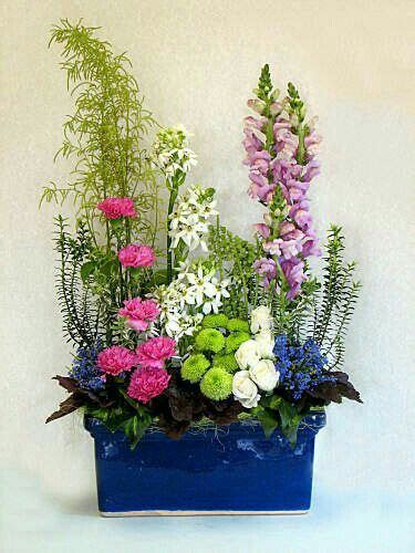 Gorgeous black corner floral design. Meadow or garden look vertical arrangement | Fresh flowers ...