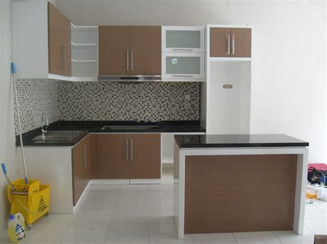 Seperti namanya kitchen set ini di desain khusus untuk ruang dapur yang terbatas, dengan bahan utamanya itu aluminium (acp), perbedaanya bahan acp dengan kayu sangat terlihat, yaitu acp pasti ada frame yang terlihat pada bagian sampingnya. Design Solution Indonesia: KITCHEN SET DESIGN