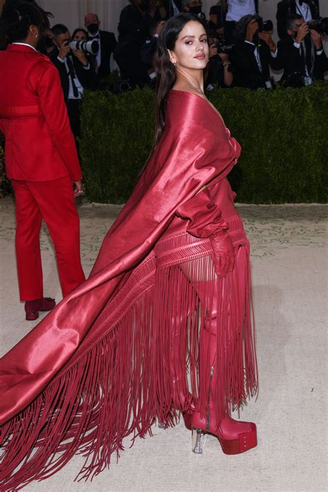 rosalía lleva el mantón de manila a nueva york los mejores looks de la met gala 2021 chic