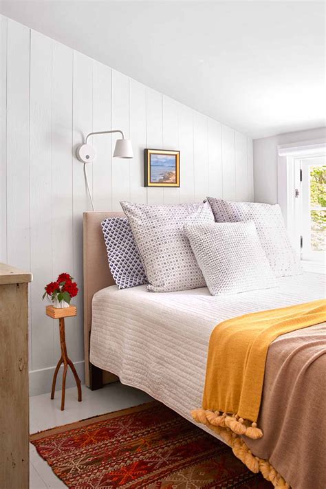 That's the reason why we have gathered 25 small bedroom decorating ideas on a budget. 30+ Guest Bedroom Pictures - Decor Ideas for Guest Rooms