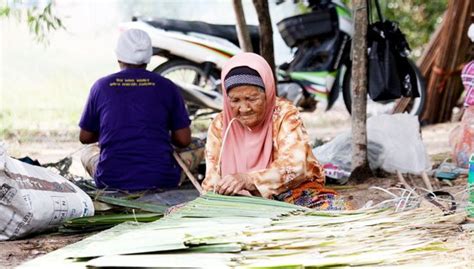 Kerohaniannya serta persediaan mereka untuk menghadapi alam selepas. "Terima Kasih Warga Emas Malaysia" | SepatahDua.My