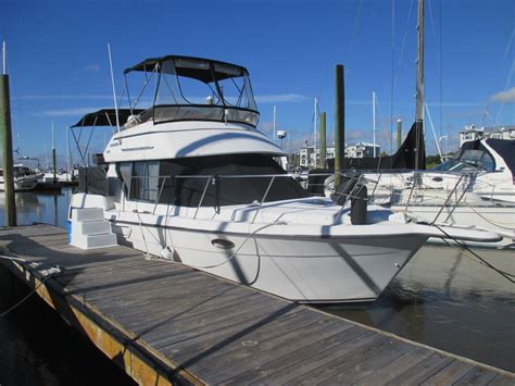 Megayachts, yachts, sportfish, center consoles & sailboats. Carver Boats 300 Aft Cabin boat for sale from USA
