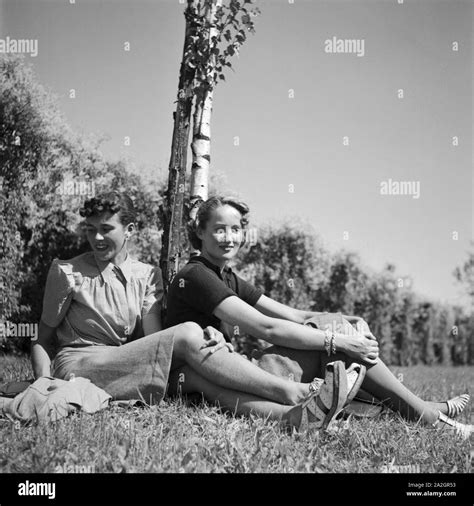 Zwei Junge Frauen In Einem Park Deutschland 1930er Jahre Two Young Women At A Public Garden