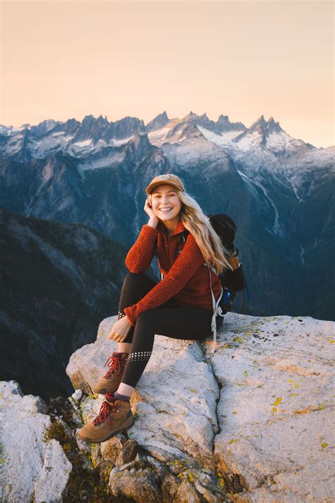 7 Best Outdoor Things To Do During Fall In Washington State Hiking Girl Cute Hiking Outfit