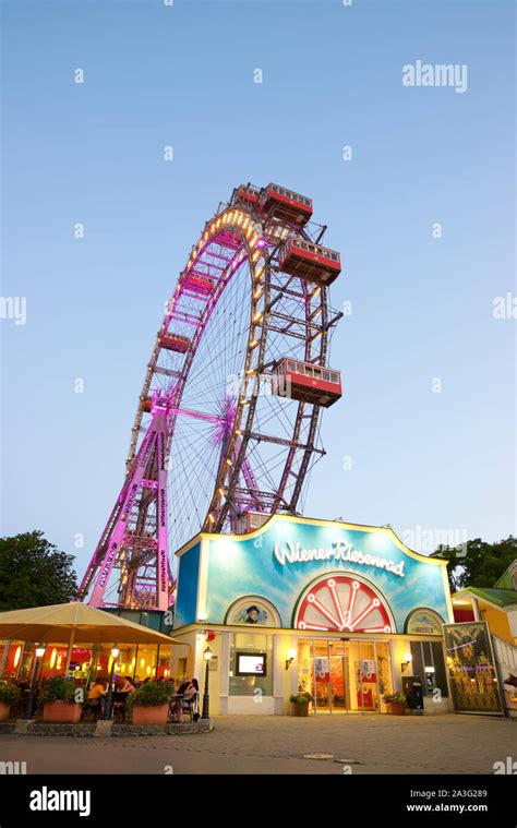 Vienna Austria June 25 2019 Tourists Visiting Ferris Wheel Of