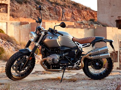The r nine t scrambler comes with dual disc front brakes and disc rear brakes along with abs. BMW R Nine T Scrambler: Retro-Bike auf Stollen - auto ...