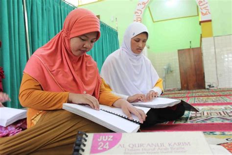 30 model jilbab untuk khatam alquran : Malang - Merdeka.com | Kisah Yeti tunanetra yang ingin ...
