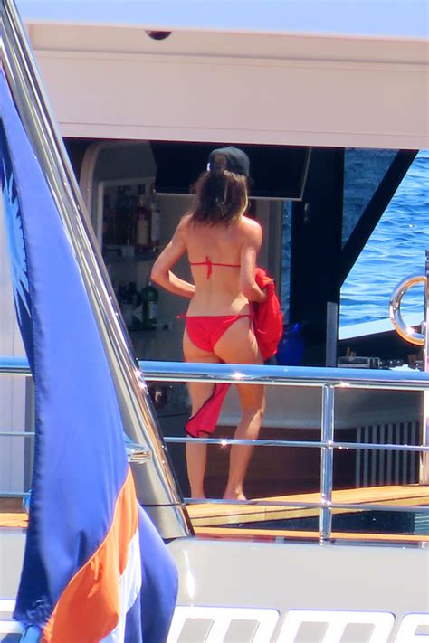 Galerie Foto Victoria Beckham moment Baywatch pe iaht în Sardinia La