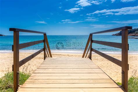 木板路到沙滩在沙子到海的木制人行道阳光海滩与木制步行地板假期背景暑假概高清图片下载 正版图片 摄图网