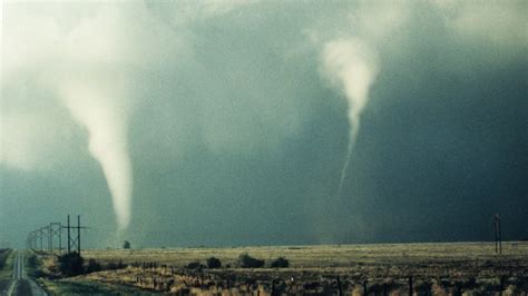 Si el cielo y la tierra provocan temor y respeto, no menos peligrosos son los seres humanos. desastres naturales los tornados