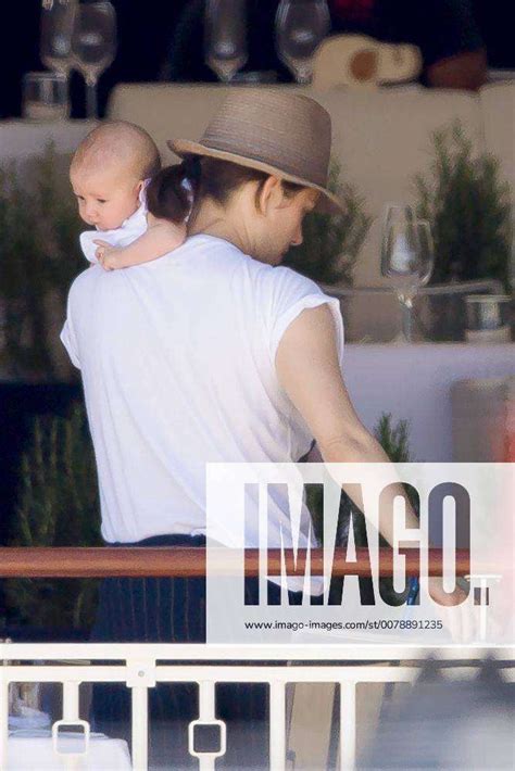 No Credit Marion Cotillard And Son Marcel And Louise Canet At The Restaurant During Jumping To