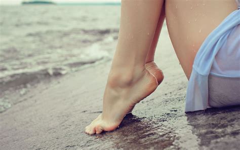 Women Feet Water Barefoot Toes Beach Wet Wallpapers Hd Desktop And Mobile Backgrounds