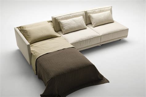 Un letto singolo normalmente misura 80 o 90 cm in larghezza e 200 cm in lunghezza. Divano letto componibile di design Dennis