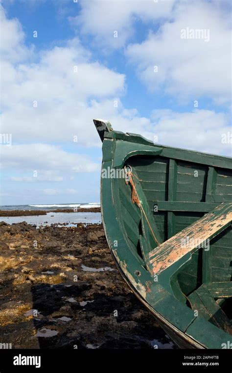 Boat Stranded On Rocks Hi Res Stock Photography And Images Alamy