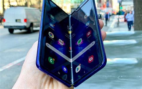 Flip Phones Are Coming Back In Style Neue