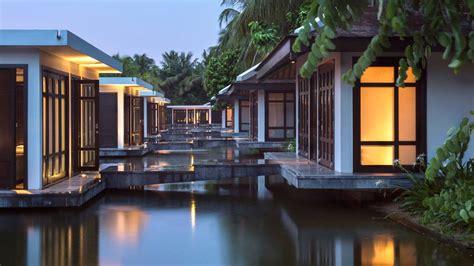 60 hotel villa's en 40 pool villa's. The Four Seasons Resort The Nam Hai, Hoi An
