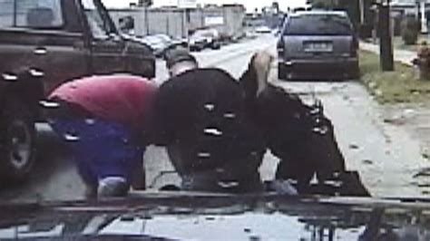 Bystanders Help Cop Fight Suspect Video