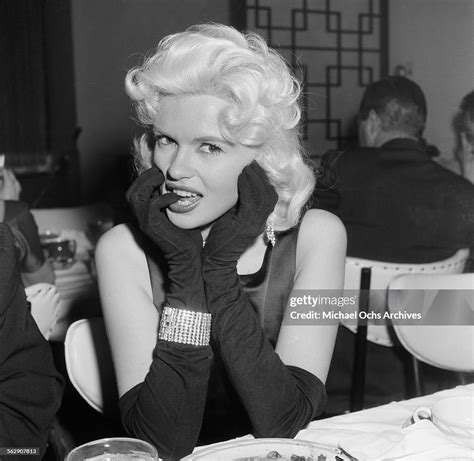 actress jayne mansfield poses during a liberace party in los photo d actualité getty images
