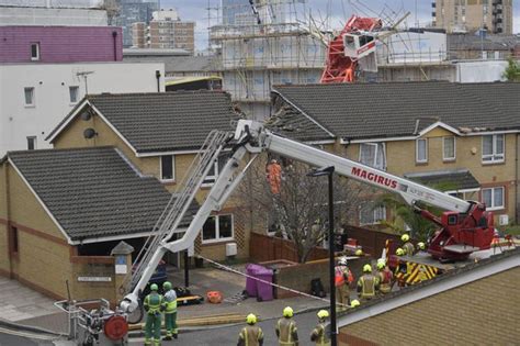 One Dead Four Injured After Crane Collapses In East London The Globe