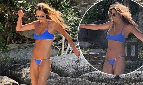 Elle Macpherson Flaunts Age Defying Figure In A Tiny Bikini Daily Mail Online