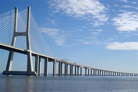 Il ponte vasco da gama è un ponte che attraversa il fiume tago e collega montijo e sacavém all'interno dell'area della grande lisbona e vicino al parque das nações, dove si è tenuto l'expo '98, l'esposizione universale che celebrava il 500º anniversario della scoperta della rotta che conduceva dall'europa all'india compiuta da vasco da gama. Ponte Vasco da Gama vai estar encerrada