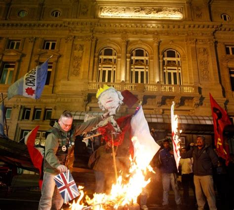 Queen Elizabeth Ii Effigy Burned In Argentina Protest In Buenos Aires