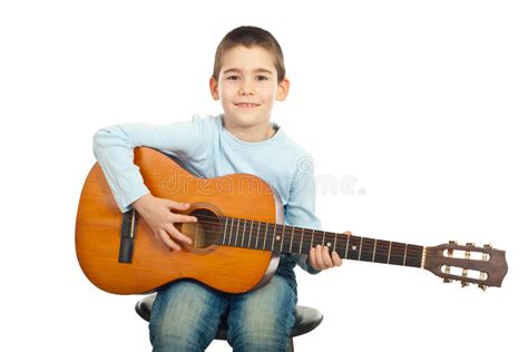 Muchacho Lindo Que Toca La Guitarra Del Ukulele Imagen De Archivo
