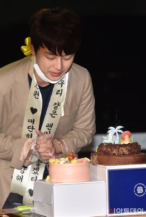 과연 호두과자를 건 끝말잇기 대결의 승자는? 포토 이찬원, 100만뷰 축하합니다! - 아시아투데이