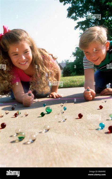 Niños Jugando Con Canicas Fotografía De Stock Alamy