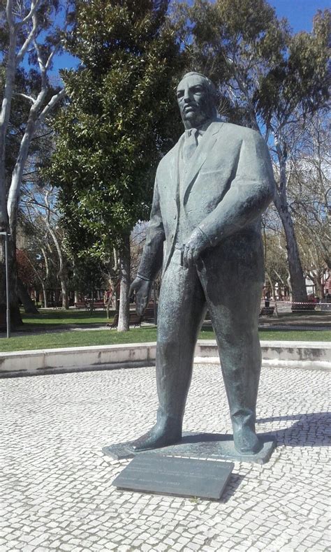 Estatua Alfredo Da Silva Barreiro Localização Atual Estátua Alfredo