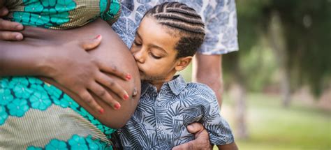 Heureuse Afro Femme Touchant Son Ventre Enceinte Faisant Forme De Coeur