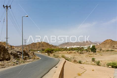 صورة لطريق صحراوي في مدينة الطائف بالمملكة العربية السعودية ، طريق سريع