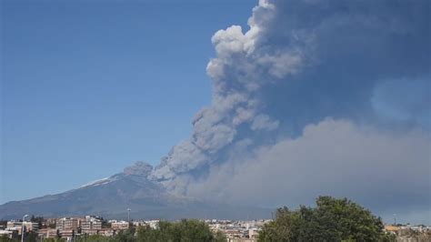 Etna volcano on sicily is one of the world's greatest volcanoes that never ceases to fascinate. Itália registra atividade no vulcão Etna, com explosões e ...