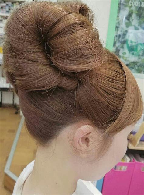 Easy, trendy, and versatile, bun hairstyles can be styled in a number of ways, all of which are fashionable and stylish. 「Hair and beauty」おしゃれまとめの人気アイデア｜Pinterest｜John Howard ...