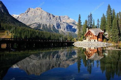 Alaska ist der flächenmäßig größte, der nördlichste und westlichste bundesstaat der vereinigten staaten von amerika sowie die. Holzhaus am smaragdgrünen See, Yoho-Nationalpark, Kanada ...