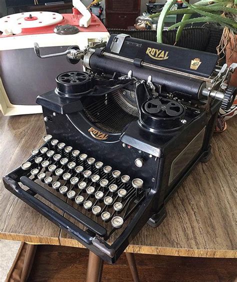 Beautiful Antique Royal 10 Typewriter With Beveled Glass Side Panels